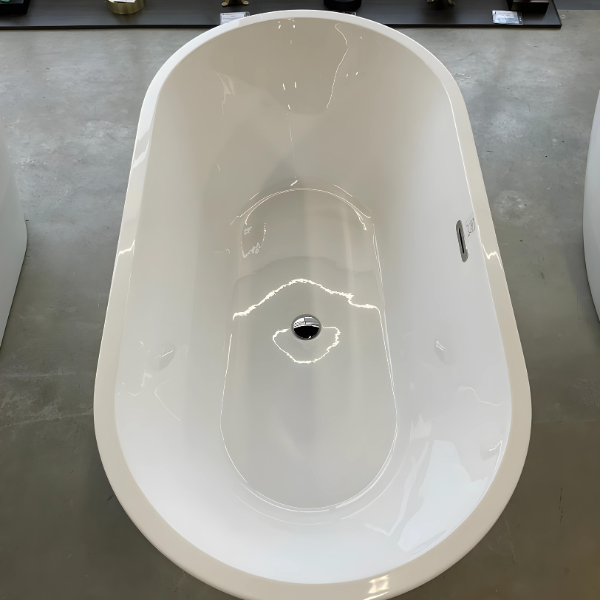 Baignoire ovale autoportante de 60 po